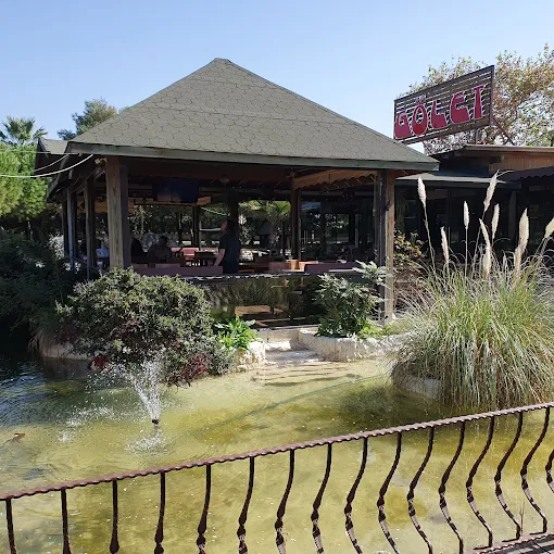Gölet Cafe gece, ışıklı cephe ve dış mekân oturma alanı