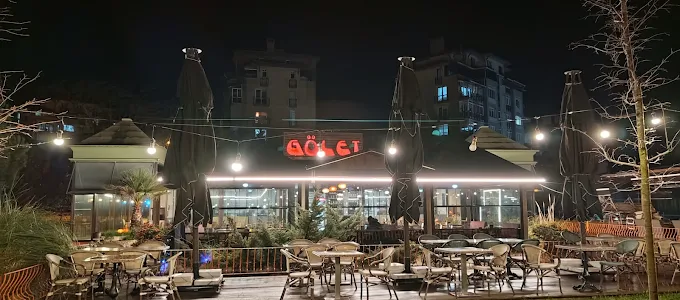 Gölet Cafe'nin çardağı ve önündeki fıskiyeli süs göleti, gündüz