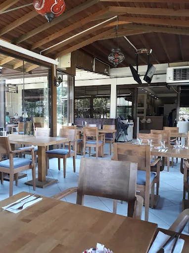 Üstten çekilmiş zengin serpme kahvaltı sofrası
