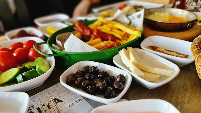 Zeytin, peynir, domates ve sucuklu yumurtadan oluşan kahvaltı tabağı yakın çekim